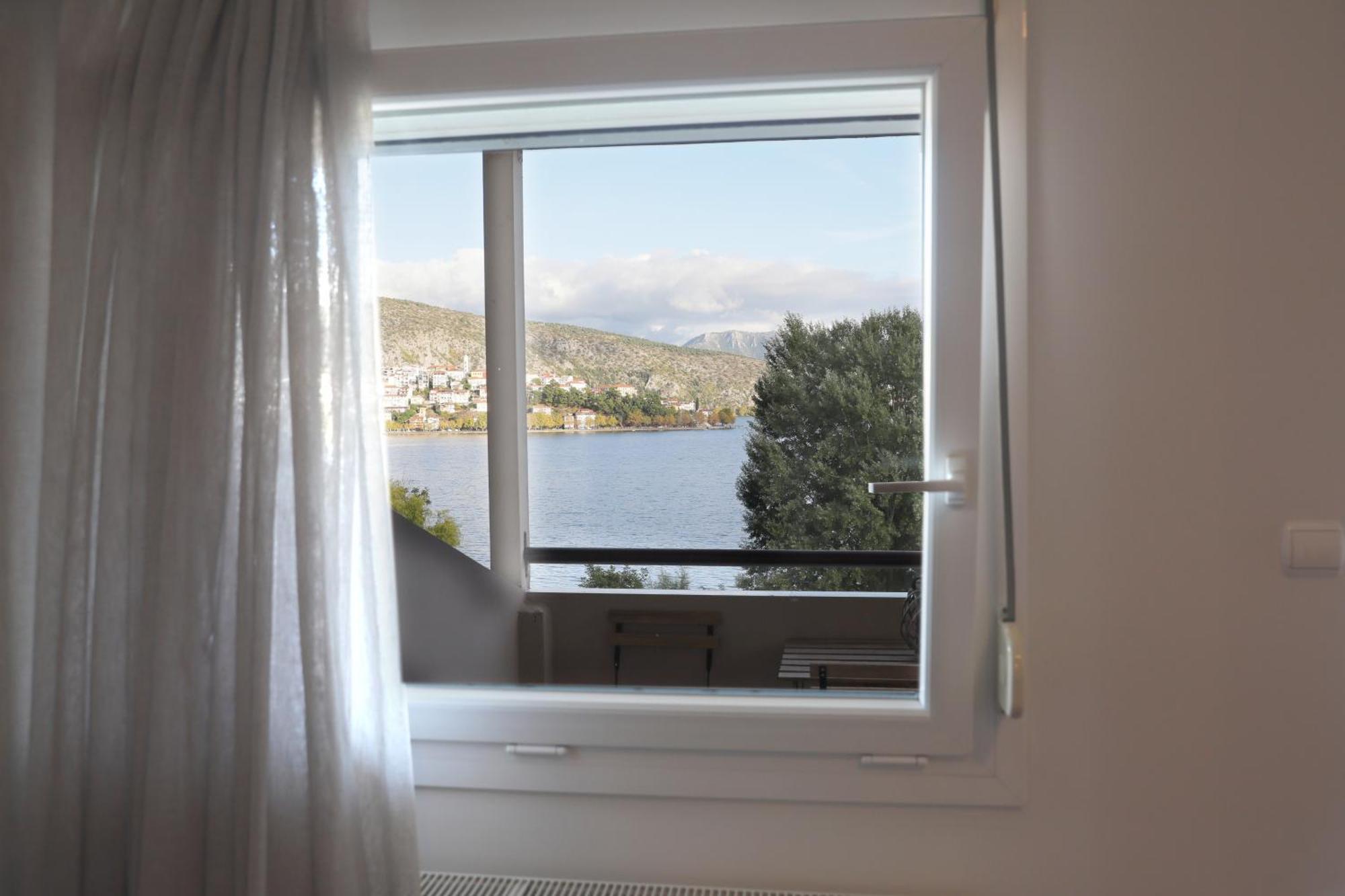 Swan Lake Front Apartment Костур Екстериор снимка